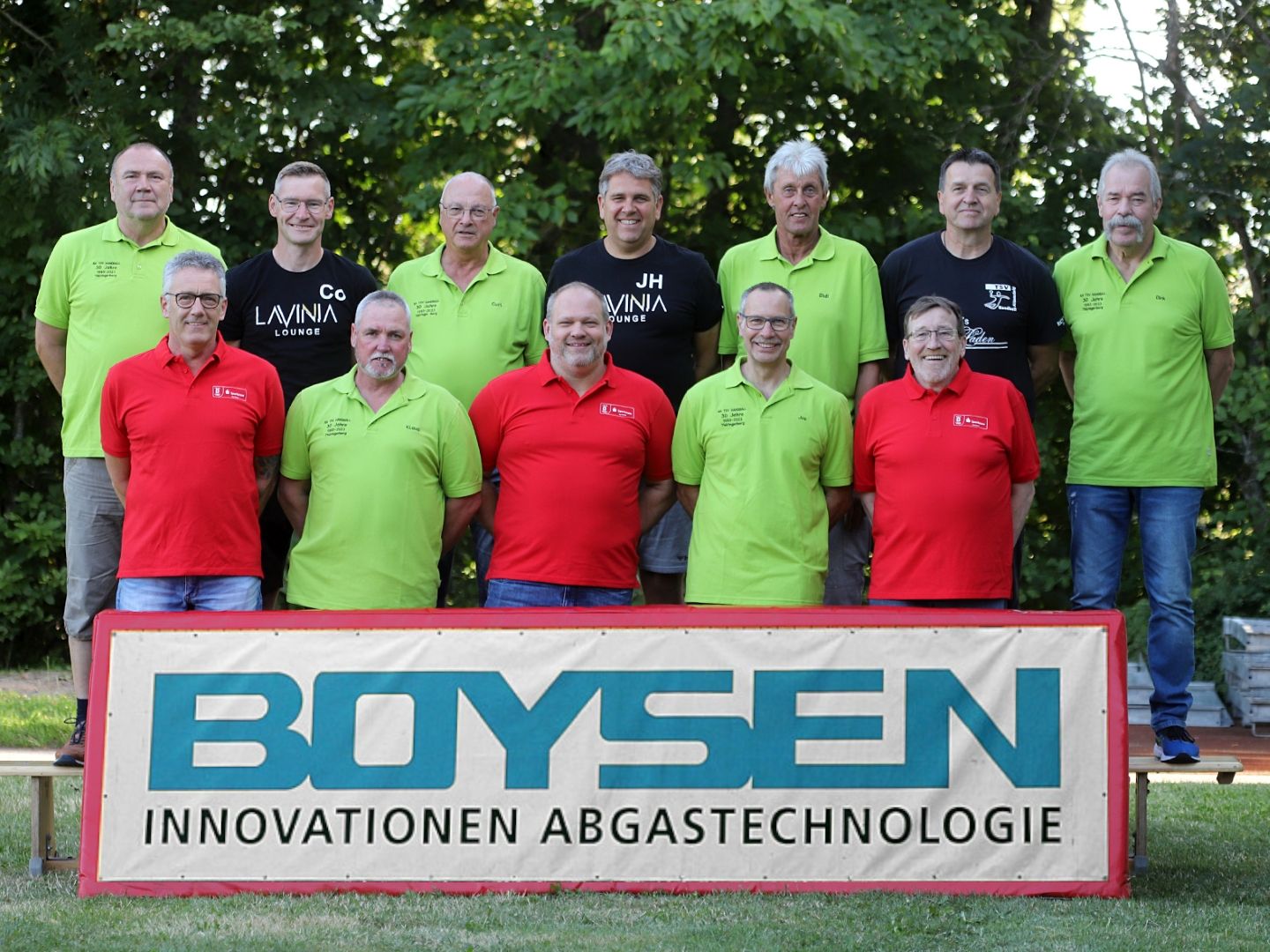 Elf Männer stehen hinter einem Banner mit der Aufschrift „BOYSEN INNOVATIONEN ABGASTECHNOLOGIE“.